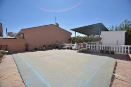 CHARMING VILLA WITH PRIVATE POOL AND GARDENS IN THE CENTRE OF BENIJOFAR