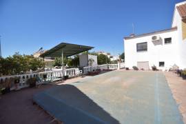 ENCANTADORA VILLA CON PISCINA PRIVADA Y JARDINES EN EL CENTRO DE BENIJOFAR