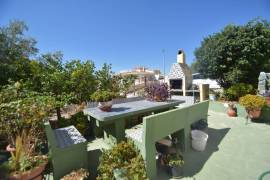 CHARMING VILLA WITH PRIVATE POOL AND GARDENS IN THE CENTRE OF BENIJOFAR