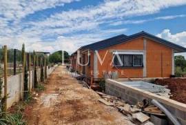 Istria, Kaštelir, modern ground floor house of 95 m² with courtyard for sale