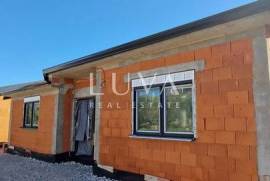 Istria, Kaštelir, modern ground floor house of 88 m² with courtyard for sale