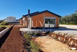 Istria, Kaštelir, modern ground floor house of 92 m² with swimming pool for sale