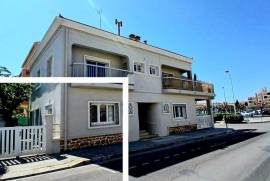 Fully Renovated Apartment On The Ground Floor With Garden, At Walking Distance From The Sea.