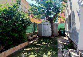 Fully Renovated Apartment On The Ground Floor With Garden, At Walking Distance From The Sea. Fully Renovated Apartment On The Ground Floor With Garden, At Walking Distance From The Sea.