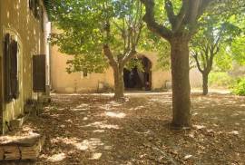 Former Wine-Growing Estate: A Truly Unique Property, Comprising 3 Dwellings, Farm Buildings And Set On 2109 M2 Of Land. Former Wine-Growing Estate: A Truly Unique Property, Comprising 3 Dwellings, Farm Buildings And Set On 2109 M2 Of Land.