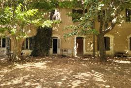 Former Wine-Growing Estate: A Truly Unique Property, Comprising 3 Dwellings, Farm Buildings And Set On 2109 M2 Of Land.