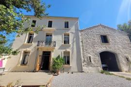 Superb Town House With 300 M2 Of Living Space With Its Former Wine Storehouse, Garden And Swimming Pool 10 Minutes From The Beaches. Superb Town House With 300 M2 Of Living Space With Its Former Wine Storehouse, Garden And Swimming Pool 10 Minutes From The Beaches.