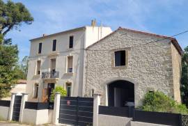 Superb Town House With 300 M2 Of Living Space With Its Former Wine Storehouse, Garden And Swimming Pool 10 Minutes From The Beaches.