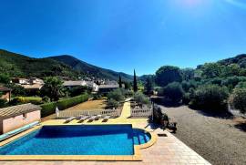 Beautiful Villa With 248 M2 Of Living Space Offering 7 Bedrooms On A 2160 M2 Plot With Pool And Views And Partly Constructible. Beautiful Villa With 248 M2 Of Living Space Offering 7 Bedrooms On A 2160 M2 Plot With Pool And Views And Partly Constructible.