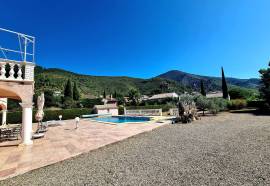 Beautiful Villa With 248 M2 Of Living Space Offering 7 Bedrooms On A 2160 M2 Plot With Pool And Views And Partly Constructible. Beautiful Villa With 248 M2 Of Living Space Offering 7 Bedrooms On A 2160 M2 Plot With Pool And Views And Partly Constructible.