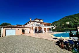 Beautiful Villa With 248 M2 Of Living Space Offering 7 Bedrooms On A 2160 M2 Plot With Pool And Views And Partly Constructible. Beautiful Villa With 248 M2 Of Living Space Offering 7 Bedrooms On A 2160 M2 Plot With Pool And Views And Partly Constructible.