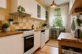Vacant 2-Room Apartment with Balcony in Prenzlauer Berg