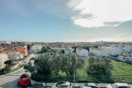 Moradia T3 com jardim privativo e garagem em Alvide, Alcabideche.