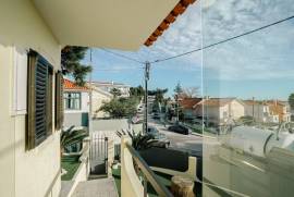 Moradia T3 com jardim privativo e garagem em Alvide, Alcabideche.