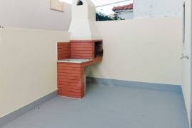 Moradia T3 com jardim privativo e garagem em Alvide, Alcabideche.