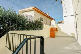 Moradia T3 com jardim privativo e garagem em Alvide, Alcabideche.