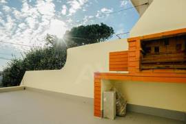 Moradia T3 com jardim privativo e garagem em Alvide, Alcabideche.