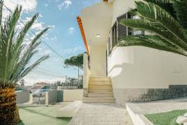 Moradia T3 com jardim privativo e garagem em Alvide, Alcabideche.