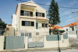 Moradia T3 com jardim privativo e garagem em Alvide, Alcabideche.