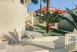 Moradia T3 com jardim privativo e garagem em Alvide, Alcabideche.