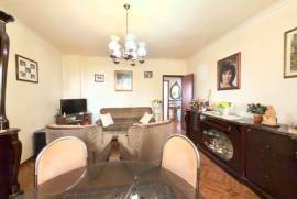 Apartamento T2 em Cascais com luz natural e excelentes acessos para remodelar