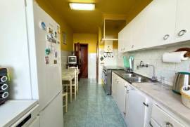 Apartamento T2 em Cascais com luz natural e excelentes acessos para remodelar