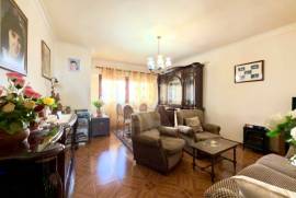Apartamento T2 em Cascais com luz natural e excelentes acessos para remodelar
