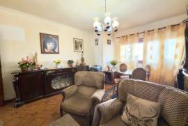 Apartamento T2 em Cascais com luz natural e excelentes acessos para remodelar