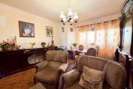 Apartamento T2 em Cascais com luz natural e excelentes acessos para remodelar