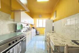 Apartamento T2 em Cascais com luz natural e excelentes acessos para remodelar