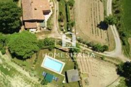 Authentic Tuscan farmhouse with pool, garden & panoramic views Authentic Tuscan farmhouse with pool, garden & panoramic views