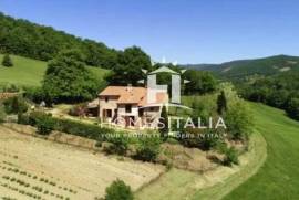 Authentic Tuscan farmhouse with pool, garden & panoramic views Authentic Tuscan farmhouse with pool, garden & panoramic views