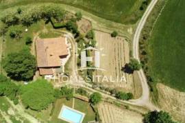 Authentic Tuscan farmhouse with pool, garden & panoramic views Authentic Tuscan farmhouse with pool, garden & panoramic views
