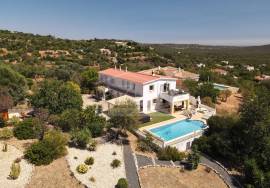 Renovated 4-Bed Quality Villa with Pool & Sea Views – Soalheira, Loulé