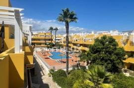 Beautifully Presented 2-Bedroom Apartment with Roof Terrace, Sea Views & Pool