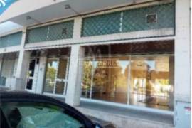 Stall shop with 144 m2 and patio with 166 m2 located in front of the Almeirim swimming pools