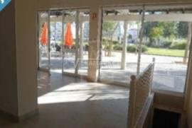 Stall shop with 144 m2 and patio with 166 m2 located in front of the Almeirim swimming pools