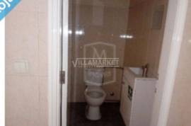 Stall shop with 144 m2 and patio with 166 m2 located in front of the Almeirim swimming pools