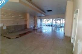 Stall shop with 144 m2 and patio with 166 m2 located in front of the Almeirim swimming pools
