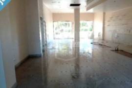 Stall shop with 144 m2 and patio with 166 m2 located in front of the Almeirim swimming pools