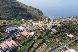 Charming and Versatile Property in Calheta Charming and Versatile Property in Calheta