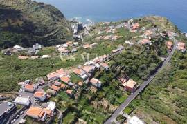 Charming and Versatile Property in Calheta Charming and Versatile Property in Calheta