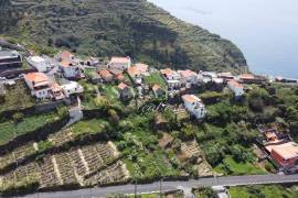 Charming and Versatile Property in Calheta Charming and Versatile Property in Calheta