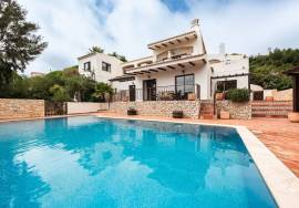 Frontline villa with sea views and private pool in Santo António Golf Resort