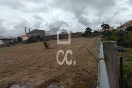 Ruin with a gross construction area of 190 m2, inserted in urban land with an area of 2,390 m2, located about 2.5 km from Praia da Vieira. Contact us.