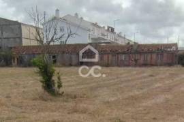 Ruin with a gross construction area of 190 m2, inserted in urban land with an area of 2,390 m2, located about 2.5 km from Praia da Vieira. Contact us.
