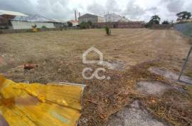 Ruin with a gross construction area of 190 m2, inserted in urban land with an area of 2,390 m2, located about 2.5 km from Praia da Vieira. Contact us.