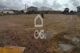 Ruin with a gross construction area of 190 m2, inserted in urban land with an area of 2,390 m2, located about 2.5 km from Praia da Vieira. Contact us.
