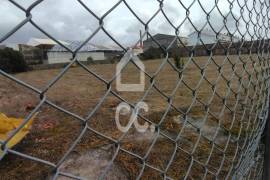 Ruin with a gross construction area of 190 m2, inserted in urban land with an area of 2,390 m2, located about 2.5 km from Praia da Vieira. Contact us.