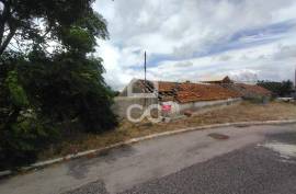 Ruin with a gross construction area of 190 m2, inserted in urban land with an area of 2,390 m2, located about 2.5 km from Praia da Vieira. Contact us.